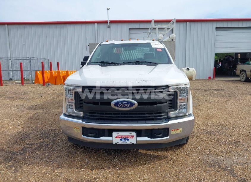 Photo 15 of 2019 Ford F-350 CHASSIS XL (VIN 1FDRF3G61KEC47465)