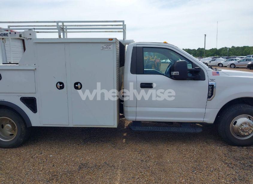 Photo 16 of 2019 Ford F-350 CHASSIS XL (VIN 1FDRF3G61KEC47465)