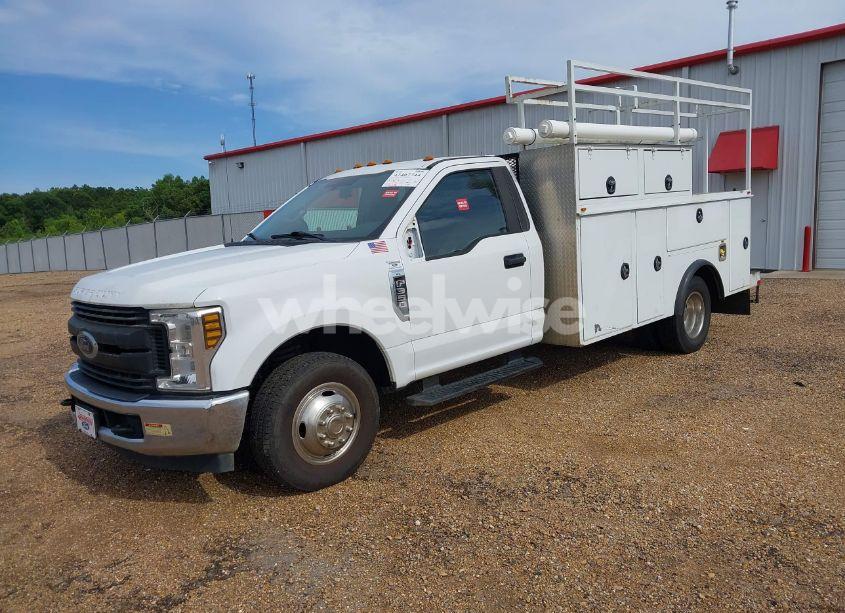 Photo 2 of 2019 Ford F-350 CHASSIS XL (VIN 1FDRF3G61KEC47465)