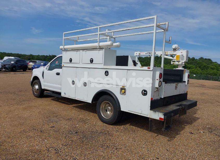 Photo 3 of 2019 Ford F-350 CHASSIS XL (VIN 1FDRF3G61KEC47465)