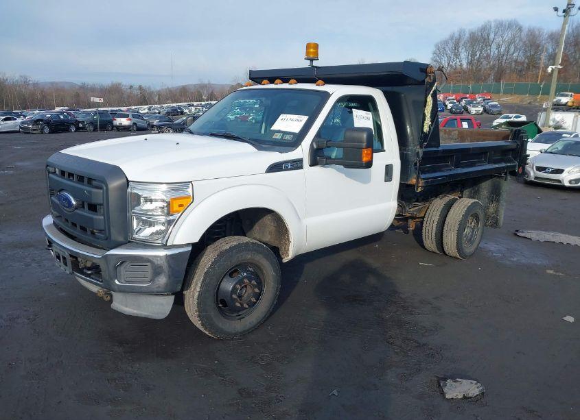 Photo 2 of 2014 Ford F-350 CHASSIS XL (VIN 1FDRF3H60EEA11361)