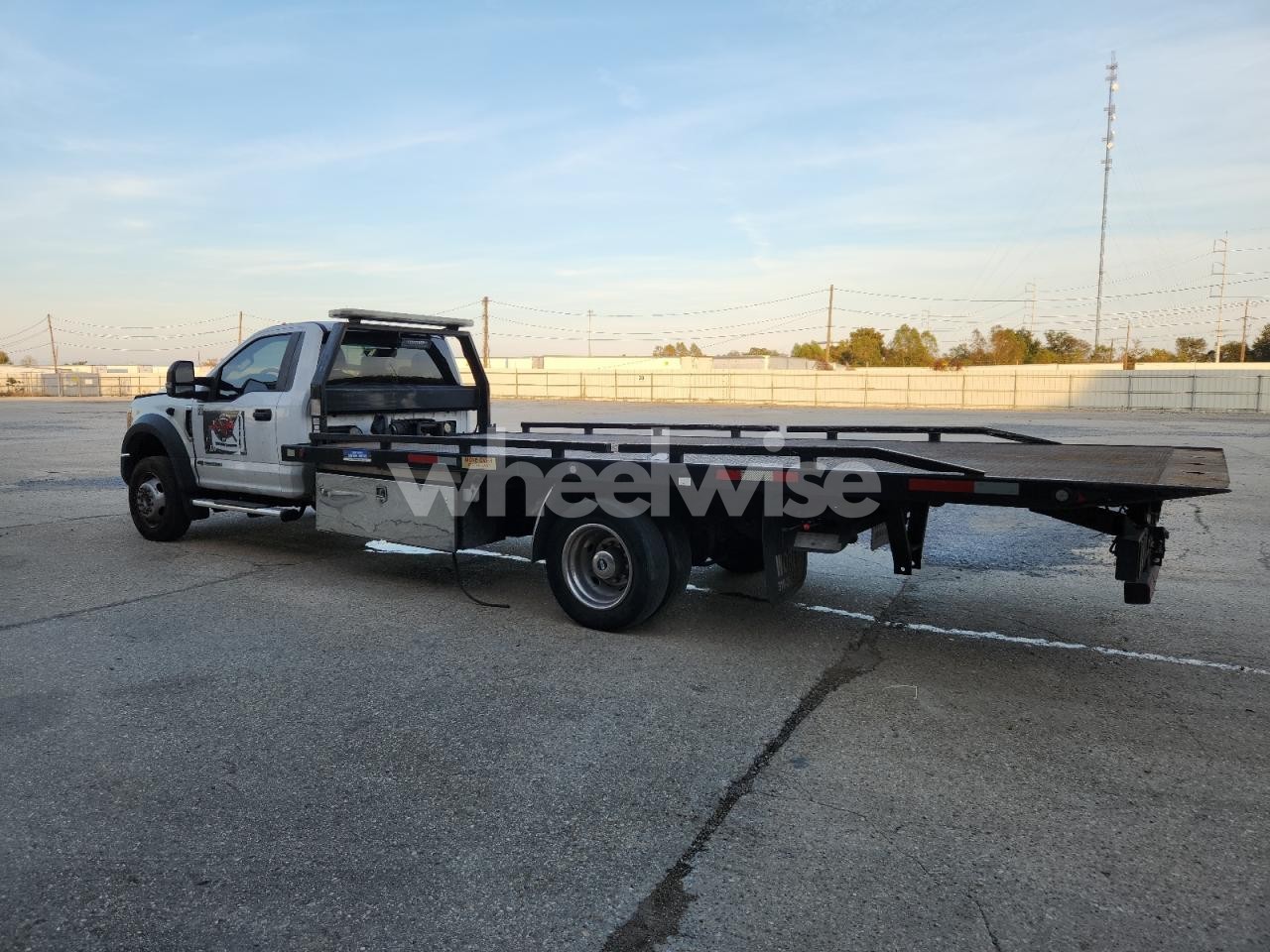 Photo 2 of 2017 FORD F550 ROLLBACK TRUCK (VIN 1FDUF5GT1HEC11795)