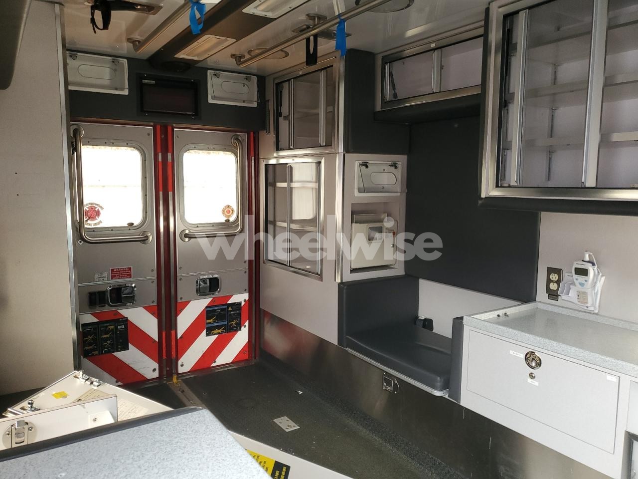 Photo 10 of 2017 FORD F550 AMBULANCE (VIN 1FDUF5HT2HDA04627)