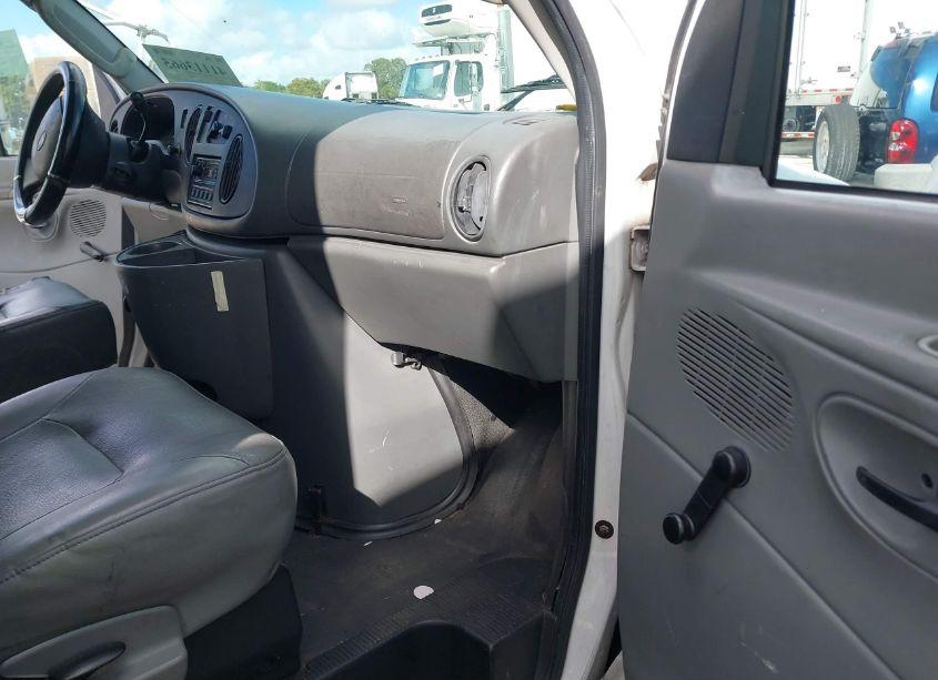Photo 6 of 2005 Ford E-350 CUTAWAY STANDARD (VIN 1FDWE35L55HA13427)