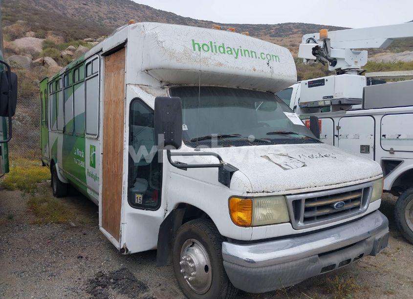 2005 Ford E-450 CUTAWAY STANDARD (VIN 1FDXE45S05HA32470) main photo