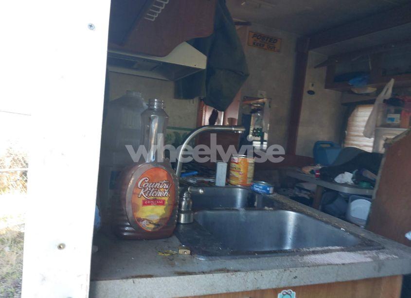 Photo 13 of 2005 Ford E-450 CUTAWAY STANDARD (VIN 1FDXE45S15HA51514)