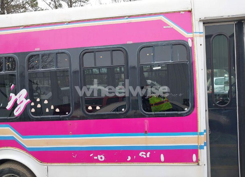 Photo 13 of 2000 Ford E-450 CUTAWAY STANDARD (VIN 1FDXE45S2YHA93372)