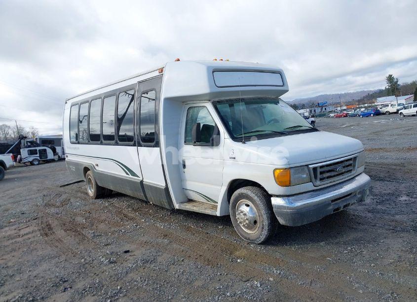 2005 Ford Econoline COMMERCIAL CUTAWAY STANDARD (VIN 1FDXE45S35HA24427) main photo