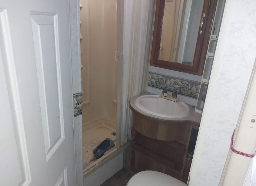 Photo 12 of 2000 Ford E-450 CUTAWAY STANDARD (VIN 1FDXE45S6YHA15810)