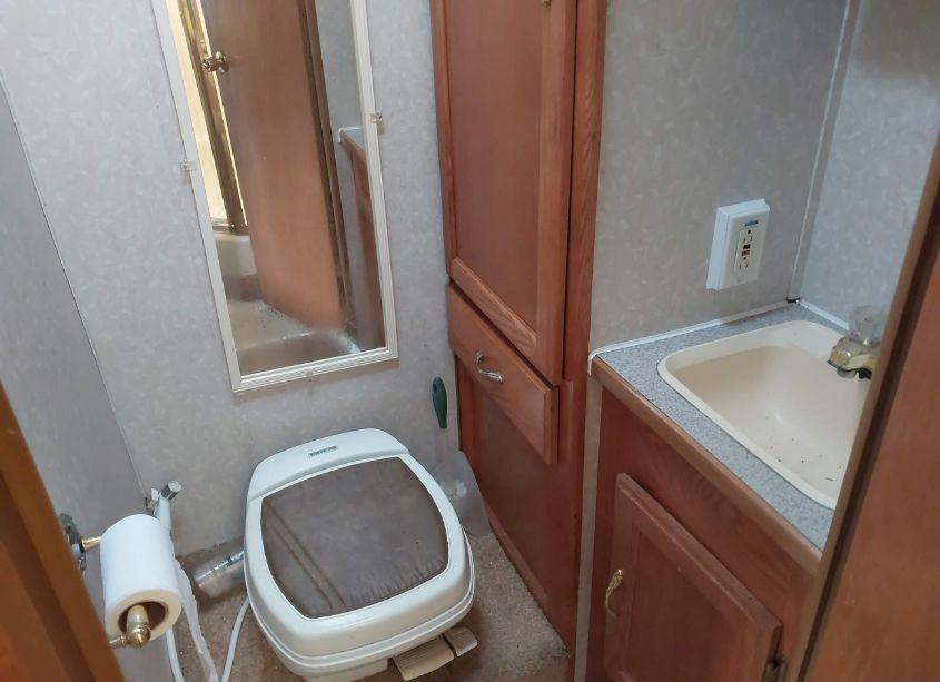 Photo 17 of 2000 Ford E-450 CUTAWAY STANDARD (VIN 1FDXE45S7YHB88378)