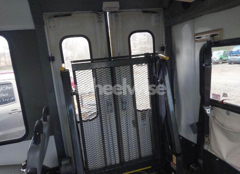 Photo 12 of 2003 Ford E-450 CUTAWAY STANDARD (VIN 1FDXE45S83HB39313)