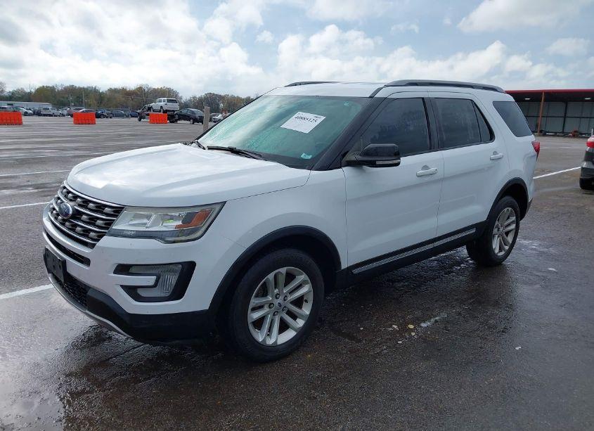 Photo 2 of 2017 Ford Explorer XLT (VIN 1FM5K7D80HGC13215)