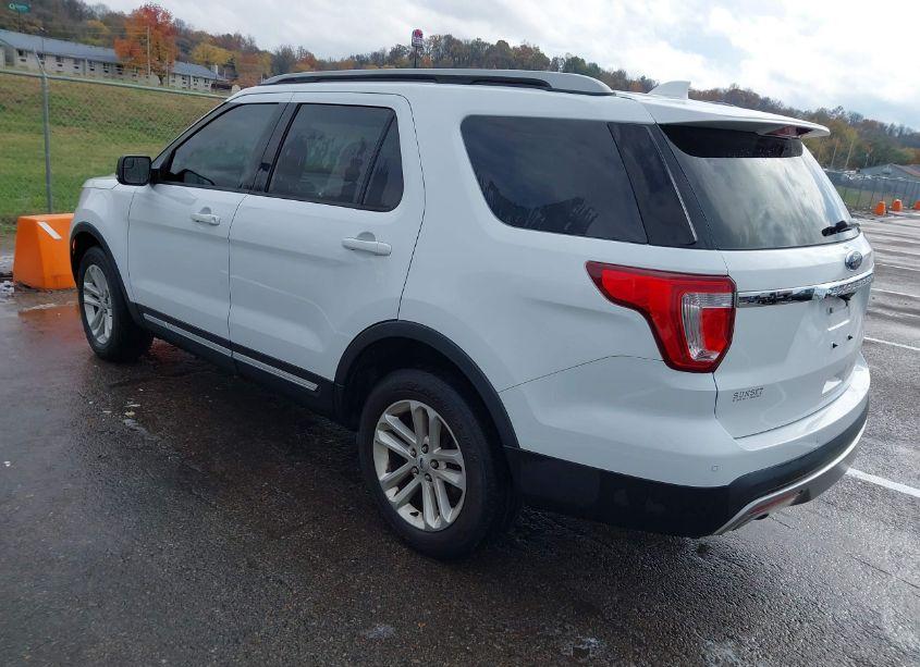 Photo 3 of 2017 Ford Explorer XLT (VIN 1FM5K7D80HGC13215)