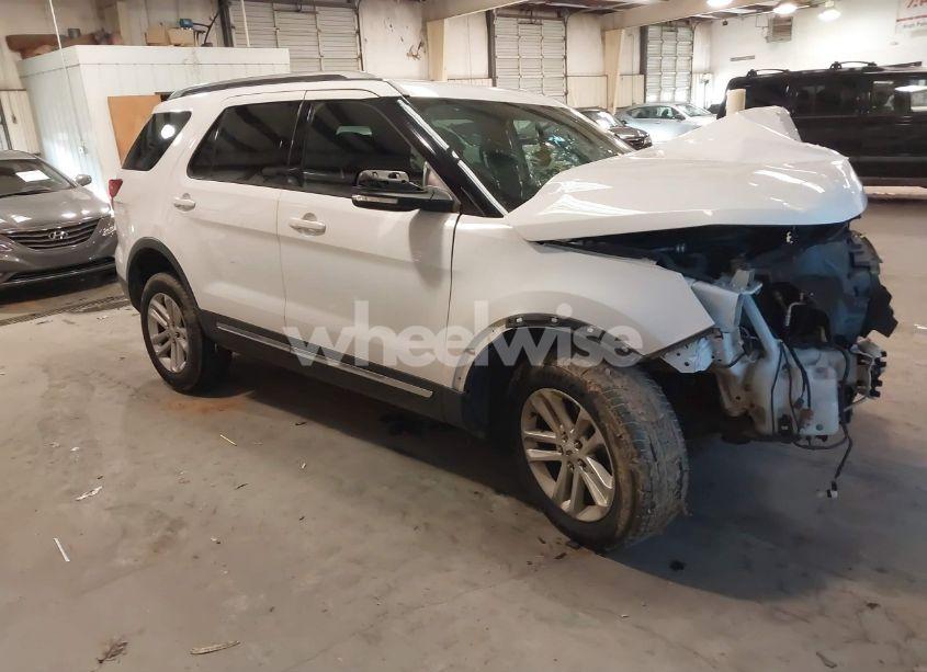 2017 Ford Explorer XLT (VIN 1FM5K7D81HGD51815) main photo
