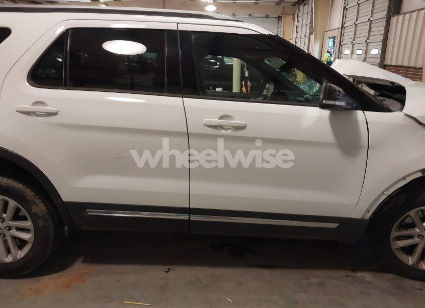 Photo 12 of 2017 Ford Explorer XLT (VIN 1FM5K7D81HGD51815)