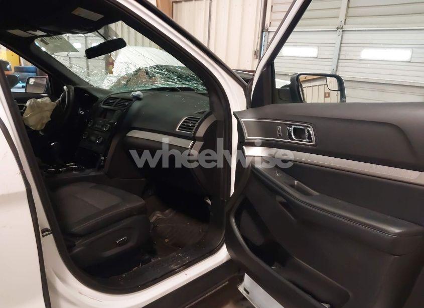 Photo 5 of 2017 Ford Explorer XLT (VIN 1FM5K7D81HGD51815)