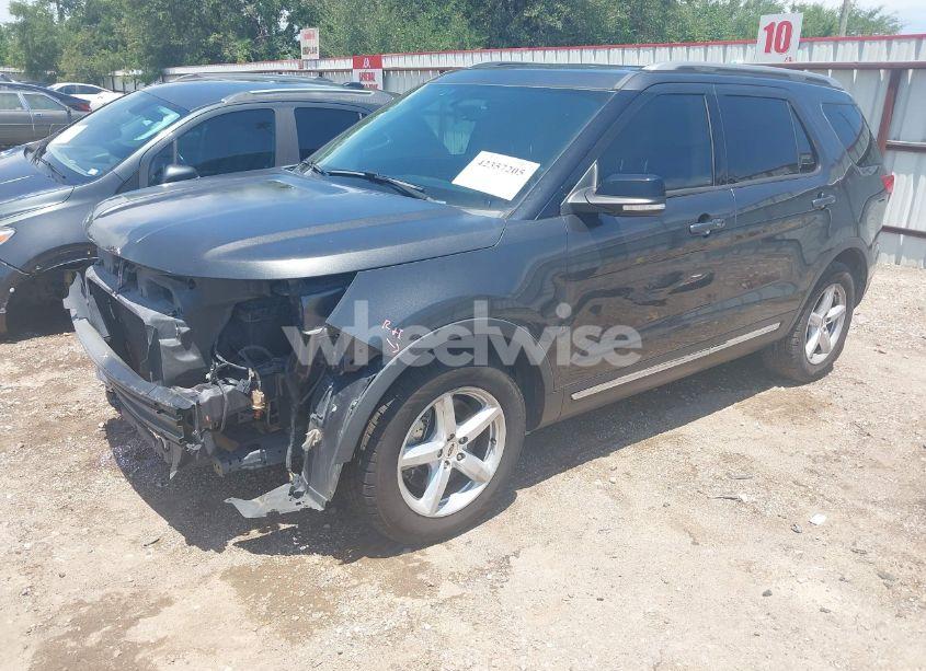 Photo 2 of 2018 Ford Explorer XLT (VIN 1FM5K7D81JGC40820)