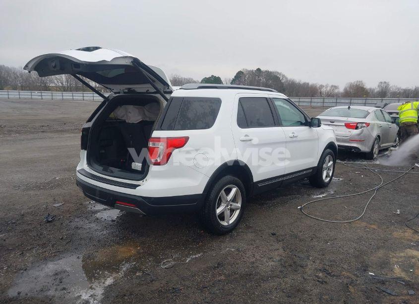 Photo 4 of 2019 Ford Explorer XLT (VIN 1FM5K7D81KGA84196)