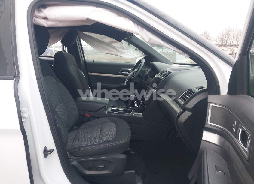 Photo 5 of 2019 Ford Explorer XLT (VIN 1FM5K7D81KGA84196)