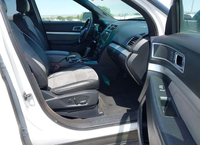 Photo 5 of 2017 Ford Explorer XLT (VIN 1FM5K7D82HGA11900)