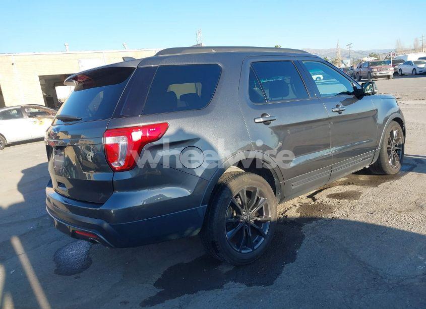 Photo 4 of 2017 Ford Explorer XLT (VIN 1FM5K7D82HGA88489)