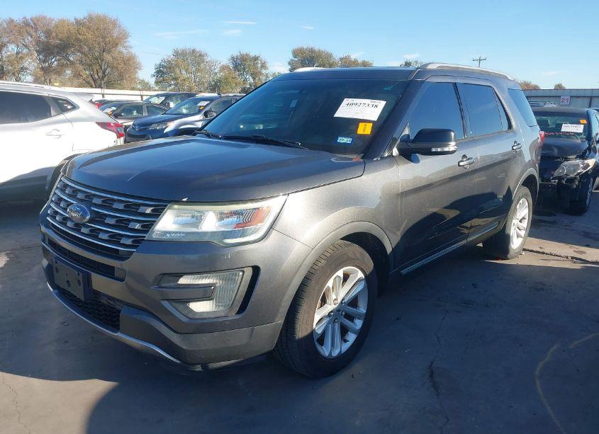 Photo 2 of 2017 Ford Explorer XLT (VIN 1FM5K7D82HGB45662)