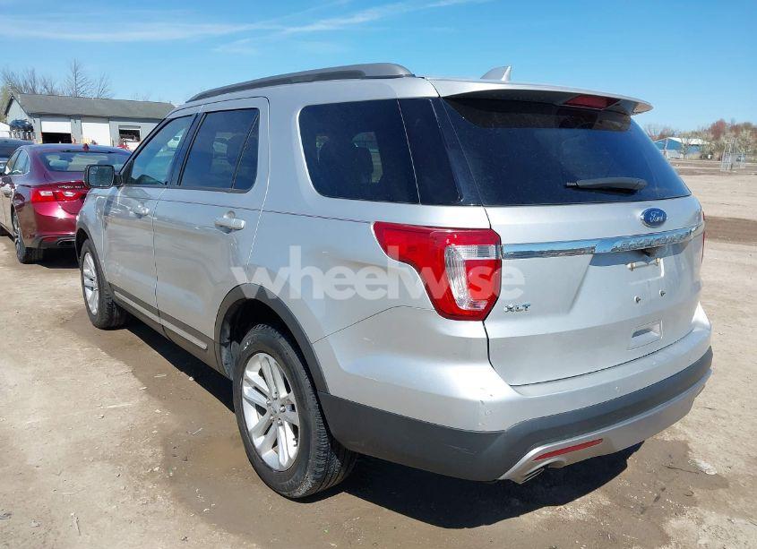 Photo 3 of 2017 Ford Explorer XLT (VIN 1FM5K7D82HGC52758)