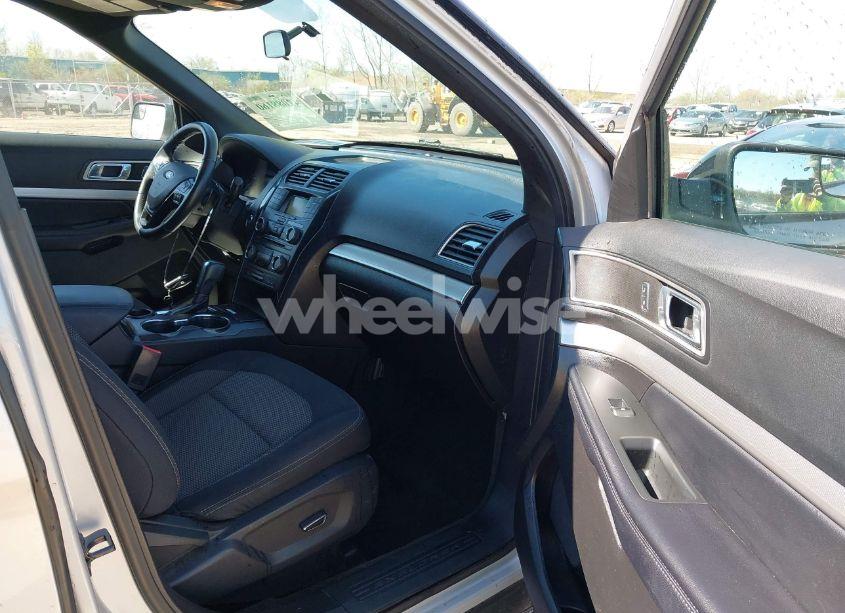 Photo 5 of 2017 Ford Explorer XLT (VIN 1FM5K7D82HGC52758)