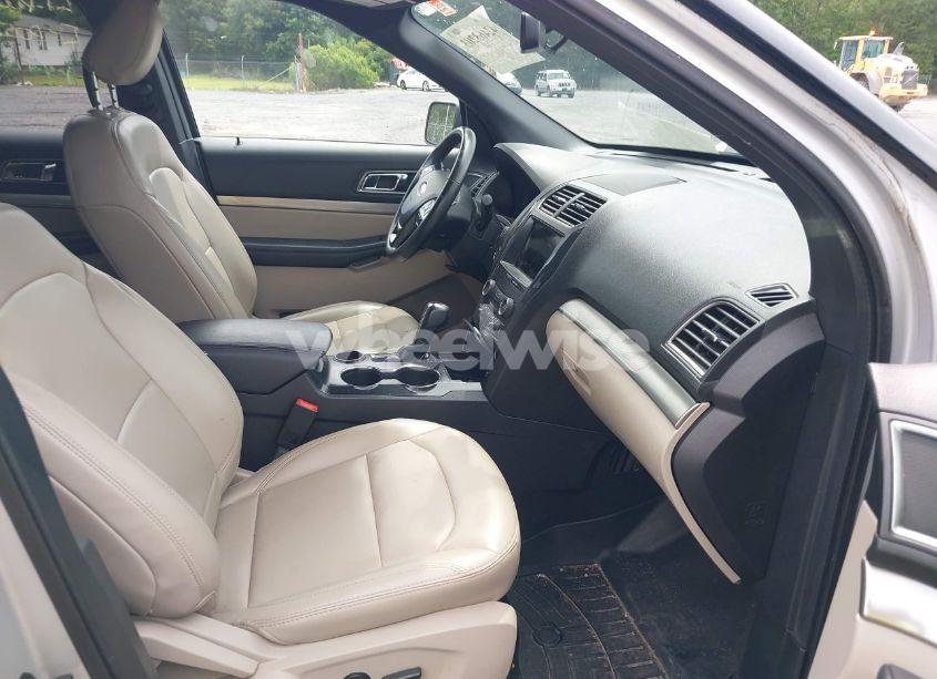 Photo 5 of 2019 Ford Explorer XLT (VIN 1FM5K7D82KGA83218)