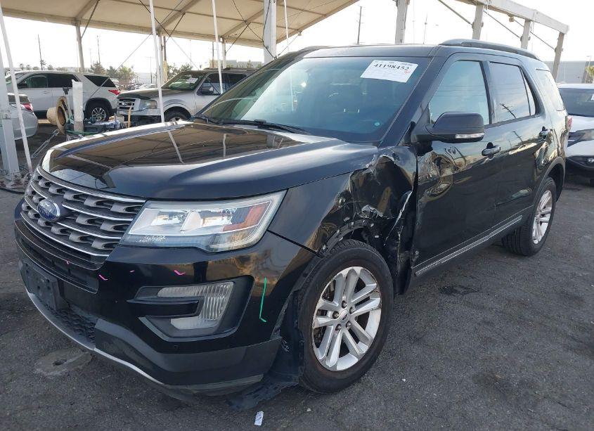 Photo 2 of 2017 Ford Explorer XLT (VIN 1FM5K7D83HGA27846)