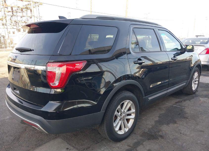 Photo 4 of 2017 Ford Explorer XLT (VIN 1FM5K7D83HGA27846)