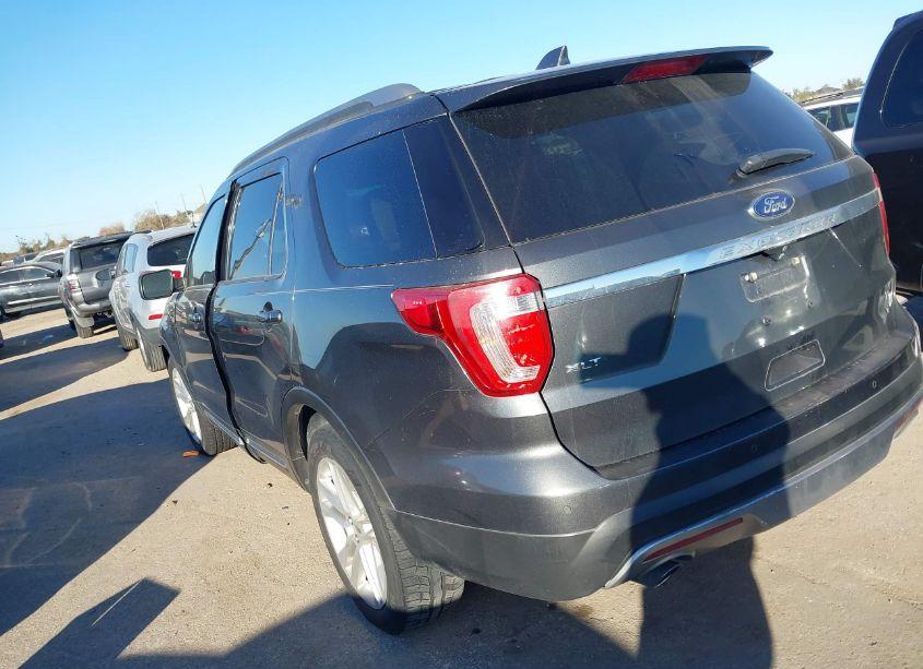 Photo 3 of 2017 Ford Explorer XLT (VIN 1FM5K7D83HGB39417)
