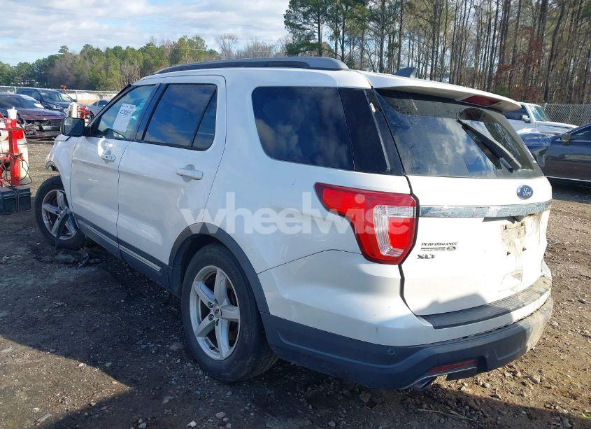 Photo 3 of 2018 Ford Explorer XLT (VIN 1FM5K7D83JGA39601)