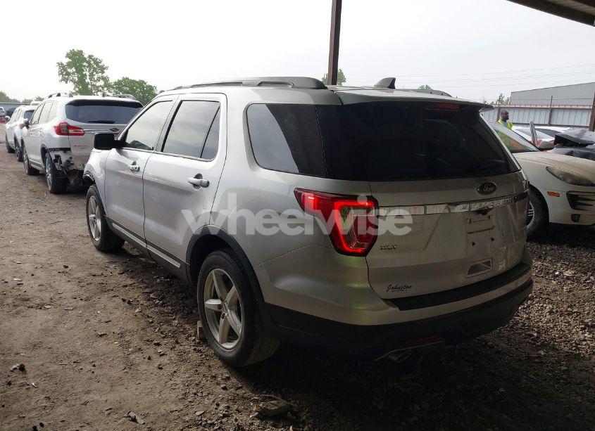 Photo 3 of 2018 Ford Explorer XLT (VIN 1FM5K7D83JGC26840)