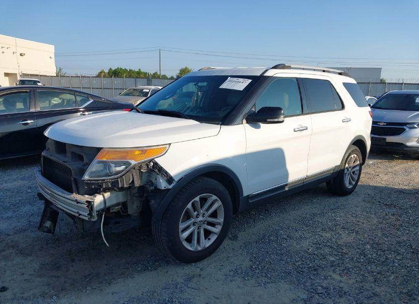Photo 2 of 2015 Ford Explorer XLT (VIN 1FM5K7D84FGA31823)