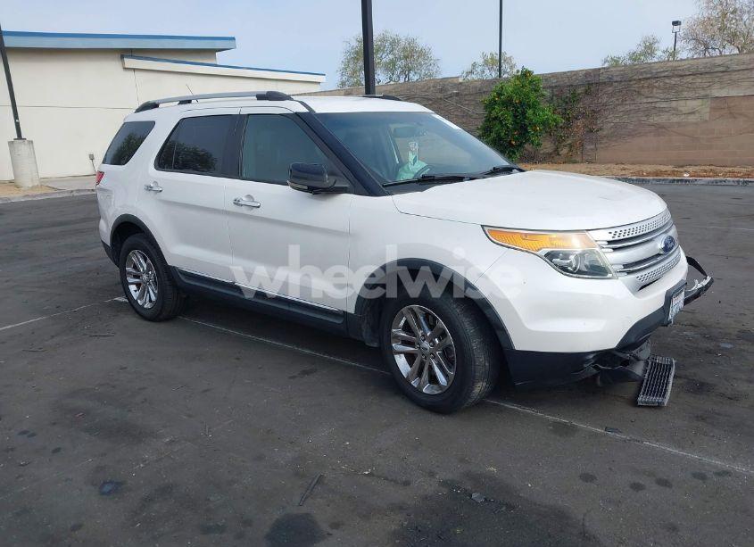 2015 Ford Explorer XLT (VIN 1FM5K7D84FGA55152) main photo