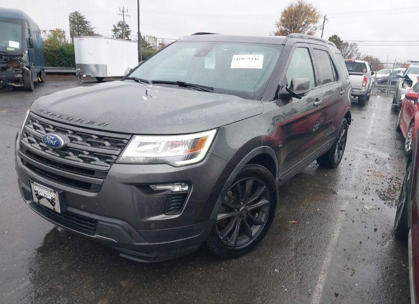 Photo 2 of 2018 Ford Explorer XLT (VIN 1FM5K7D84JGB62808)