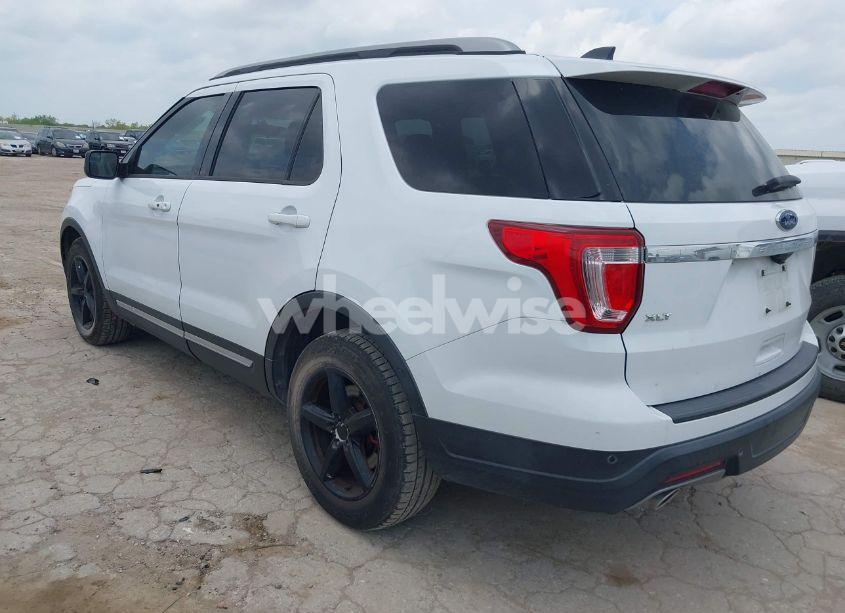 Photo 3 of 2018 Ford Explorer XLT (VIN 1FM5K7D84JGB77941)