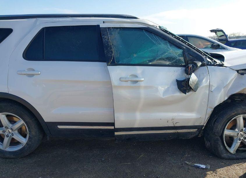 Photo 13 of 2016 Ford Explorer XLT (VIN 1FM5K7D85GGA03837)