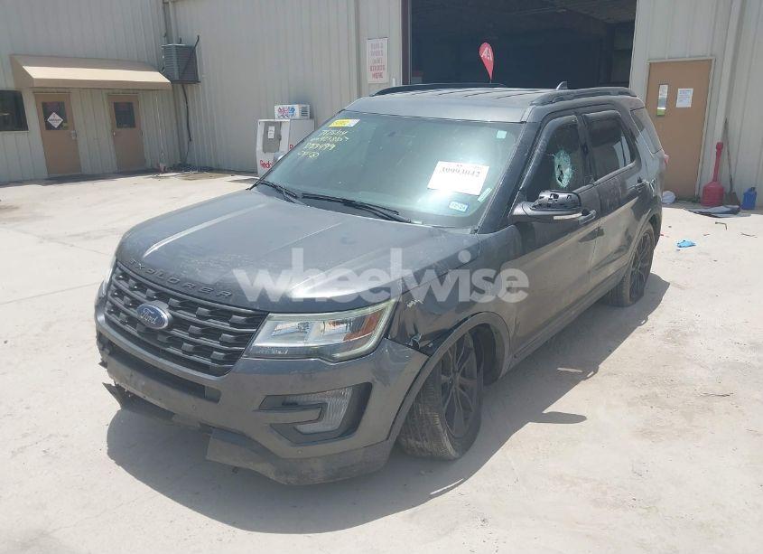 Photo 2 of 2017 Ford Explorer XLT (VIN 1FM5K7D85HGD53499)