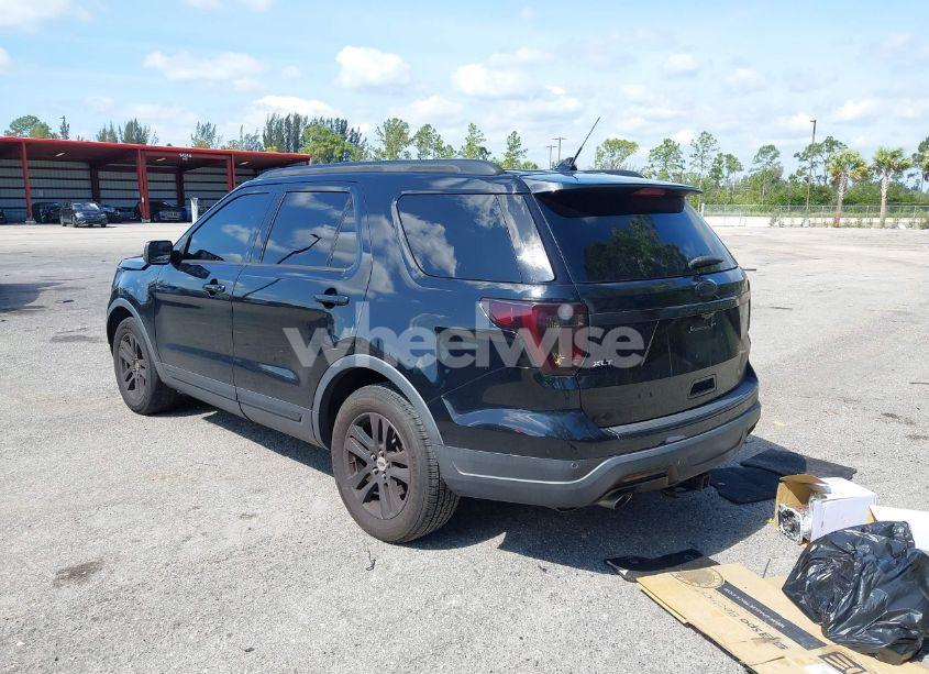 Photo 3 of 2018 Ford Explorer XLT (VIN 1FM5K7D85JGB04304)