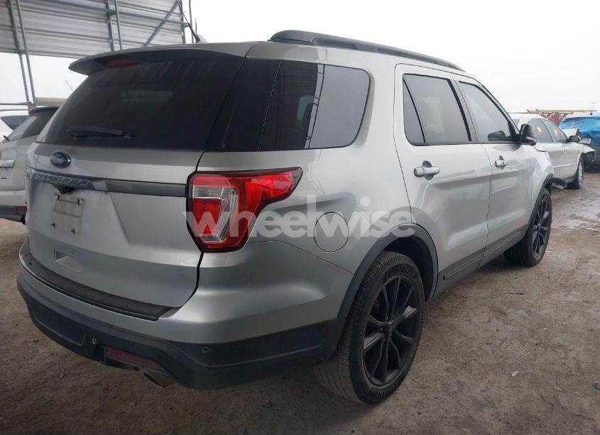 Photo 4 of 2018 Ford Explorer XLT (VIN 1FM5K7D86JGC13936)
