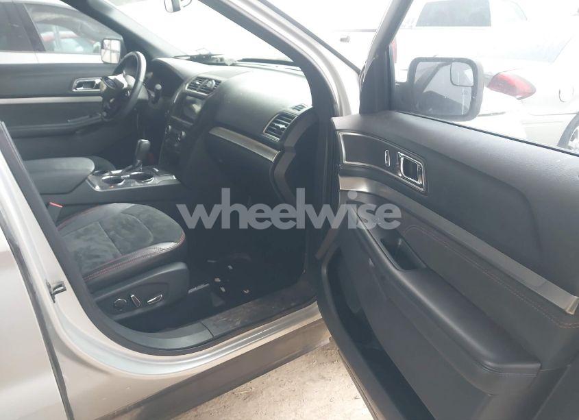 Photo 5 of 2018 Ford Explorer XLT (VIN 1FM5K7D86JGC13936)