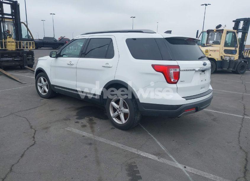 Photo 3 of 2019 Ford Explorer XLT (VIN 1FM5K7D86KGB15989)