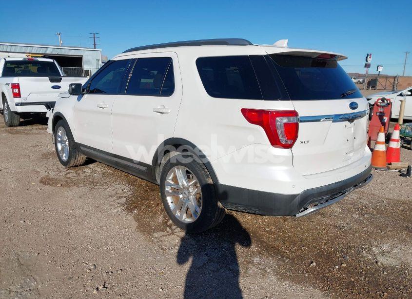 Photo 3 of 2016 Ford Explorer XLT (VIN 1FM5K7D87GGA09817)