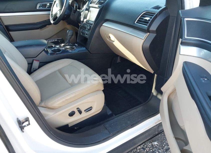 Photo 5 of 2016 Ford Explorer XLT (VIN 1FM5K7D87GGA09817)