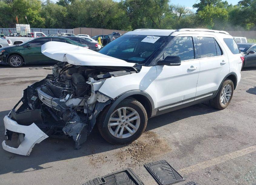 Photo 2 of 2017 Ford Explorer XLT (VIN 1FM5K7D87HGA37831)