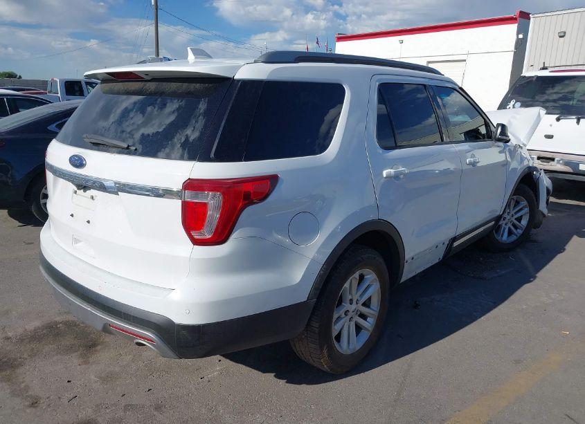 Photo 4 of 2017 Ford Explorer XLT (VIN 1FM5K7D87HGA37831)