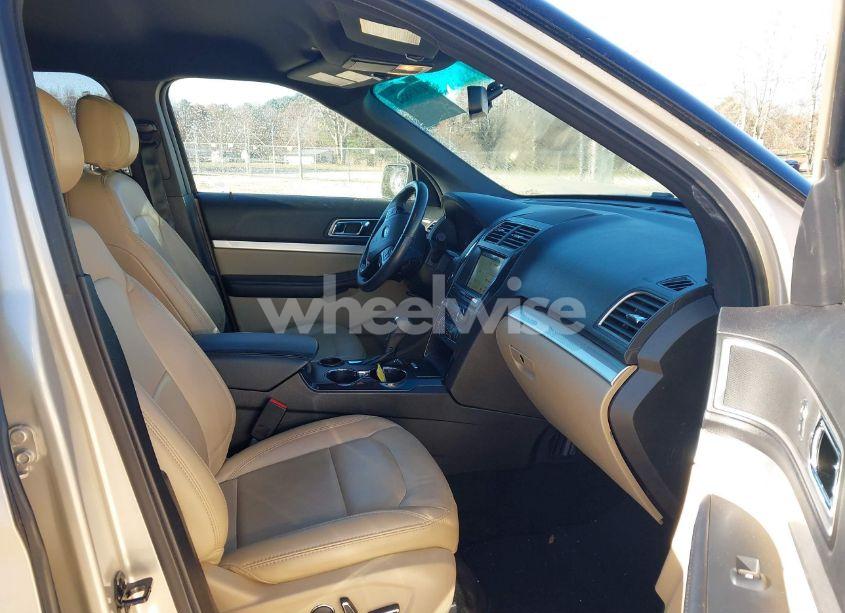 Photo 5 of 2017 Ford Explorer XLT (VIN 1FM5K7D87HGB27352)