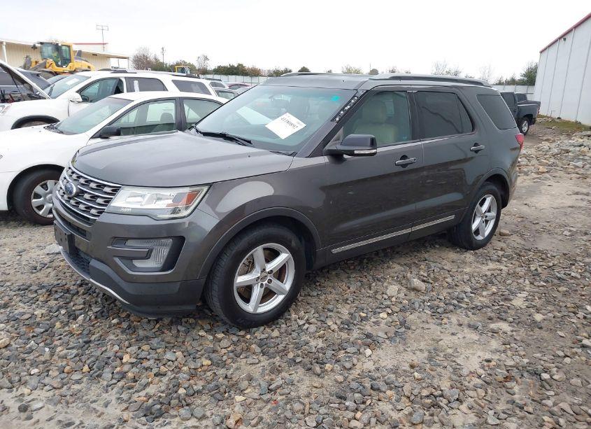 Photo 2 of 2017 Ford Explorer XLT (VIN 1FM5K7D87HGB76261)